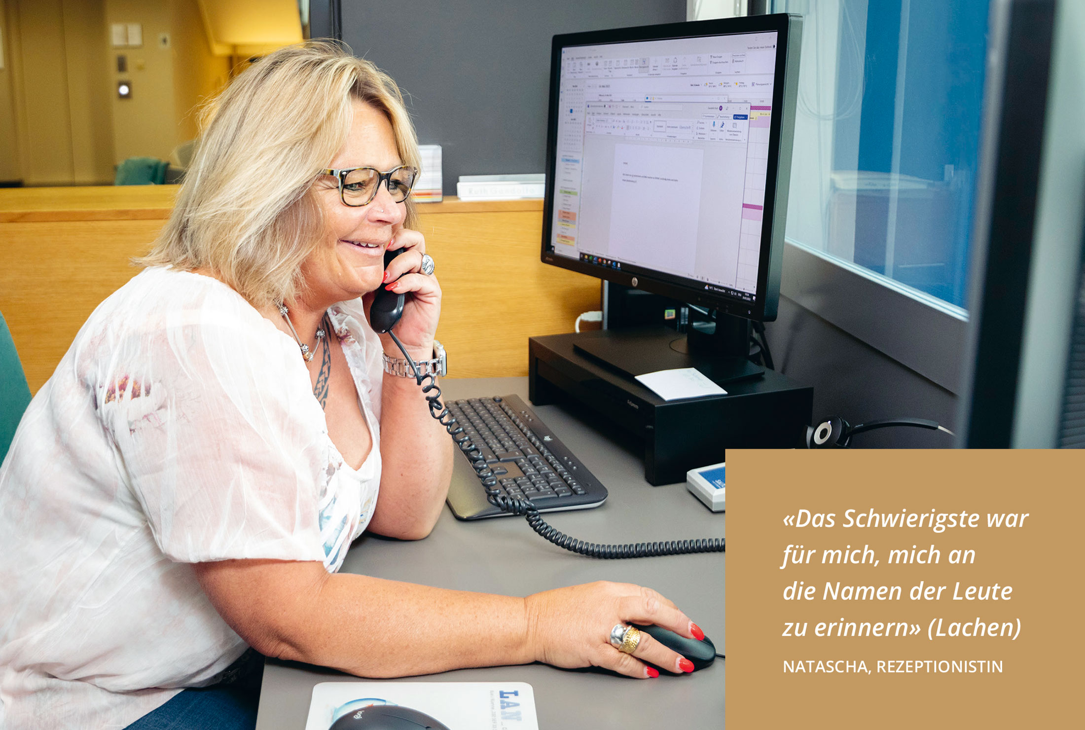 Rezeptionistin mit angepasstem Arbeitsplatz Testimonial