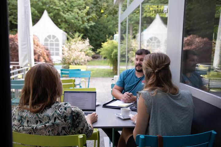 Gartenrestaurant und Bäume